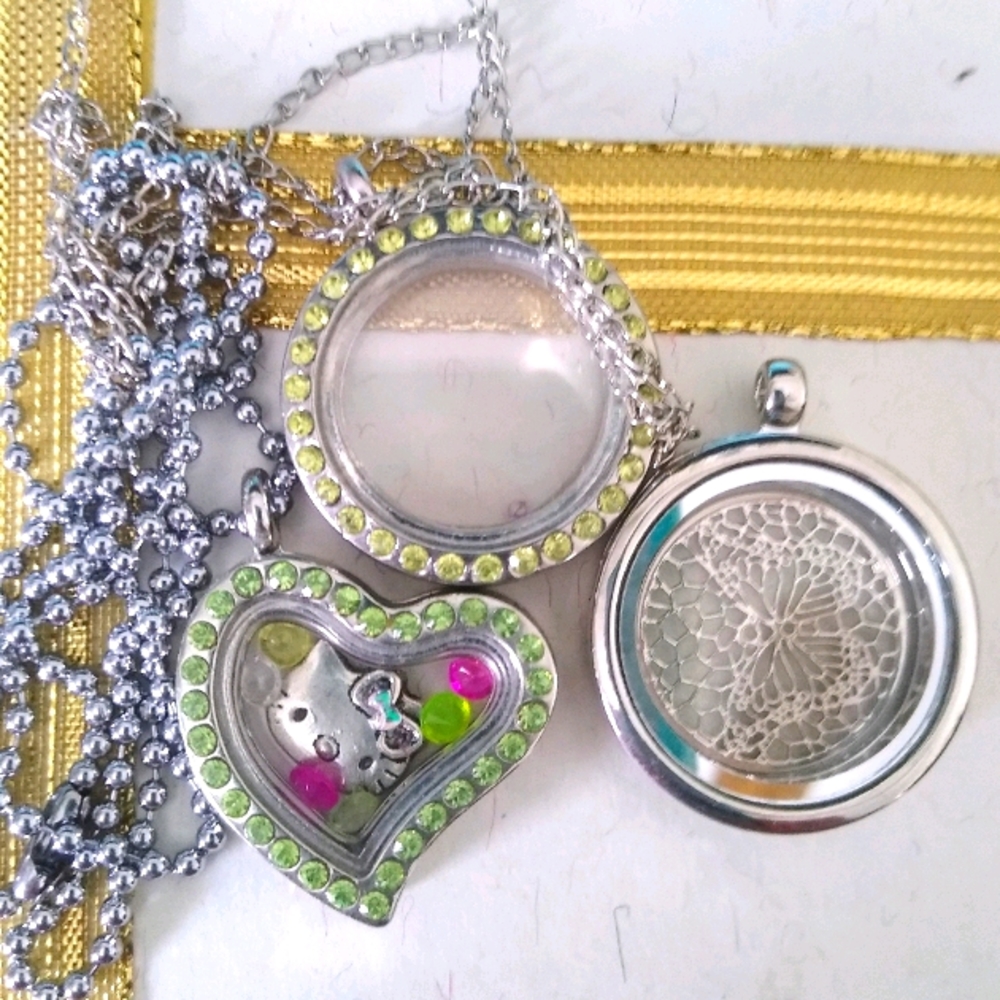 💚 Hello Kitty Story Locket Pendant   Copy - Picture 4 of 11